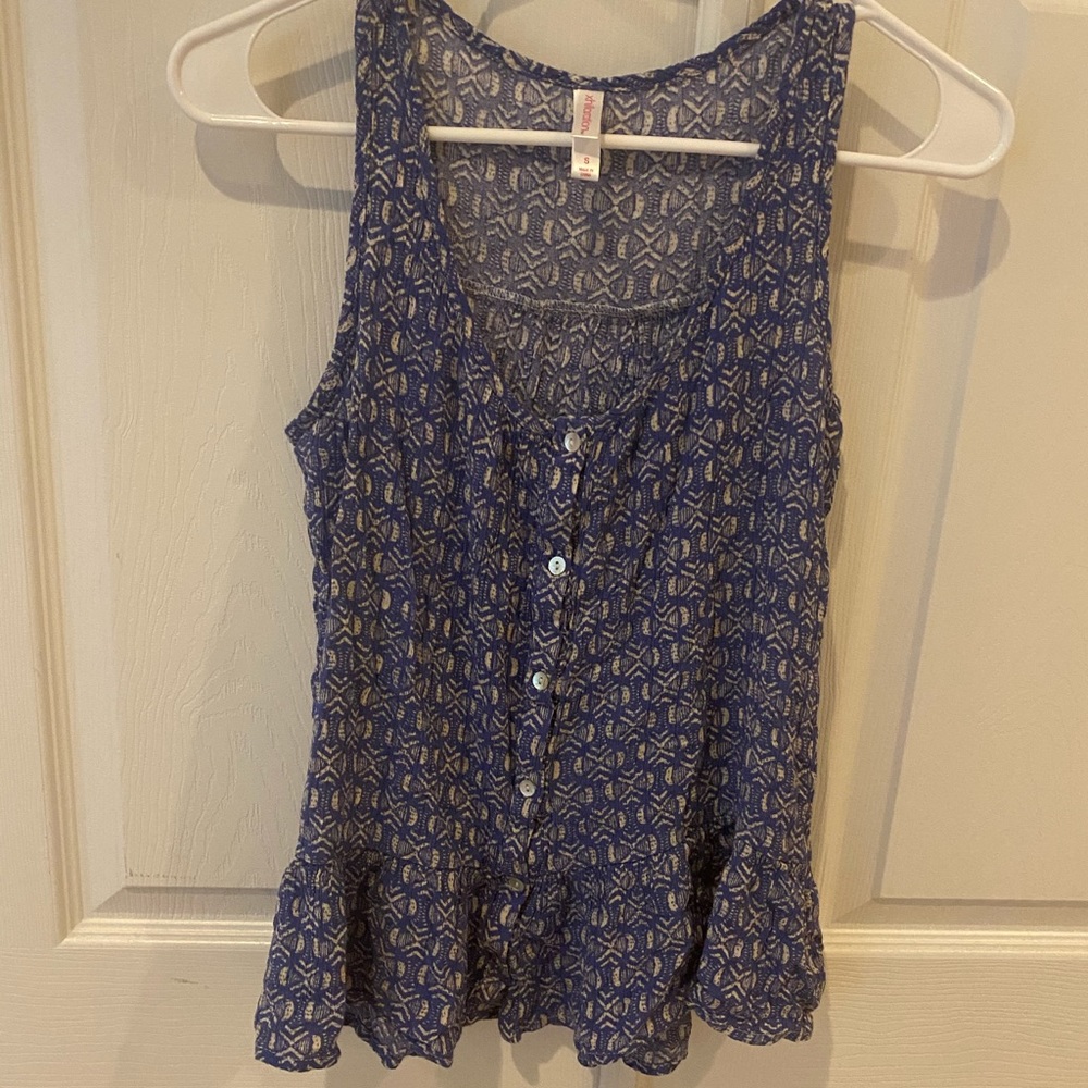 ✨Blue button up top ✨